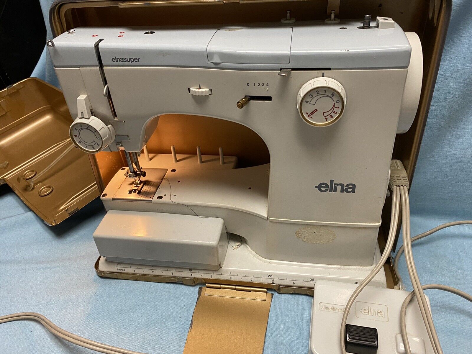 Elna Elnasuper Series 62C Sewing Machine w/ Case Foot Controller Tested Working