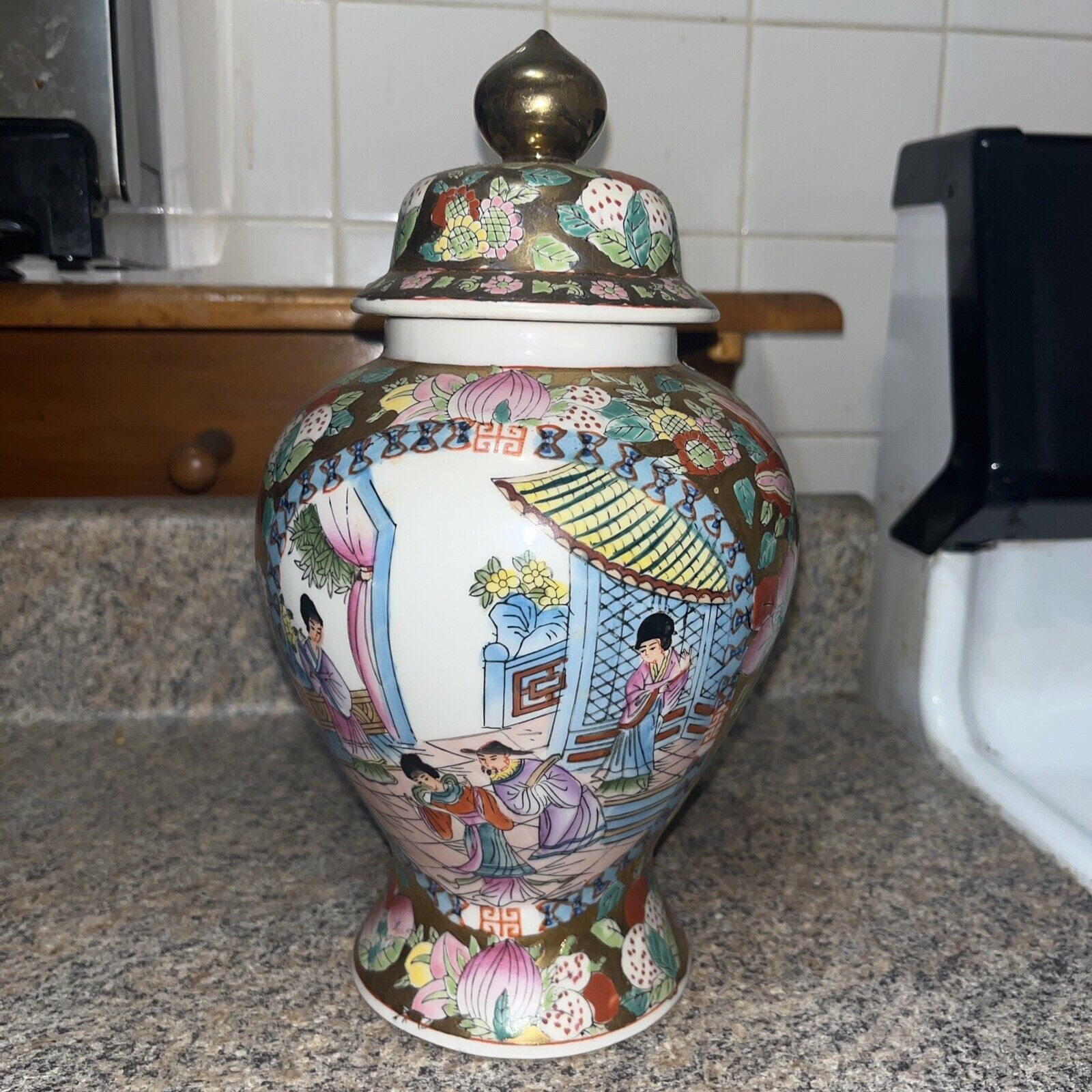 Beautiful Chinese Porcelain Hand Painted Vase With Lid Fast Shipping