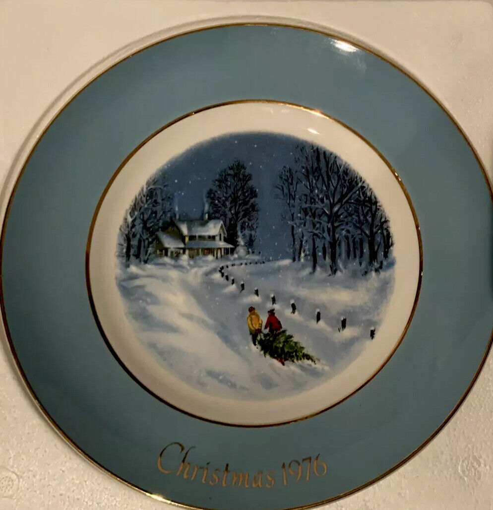 Avon Enoch Wedgwood Christmas Plate #3 BRINGING HOME THE TREE 1976 NIB