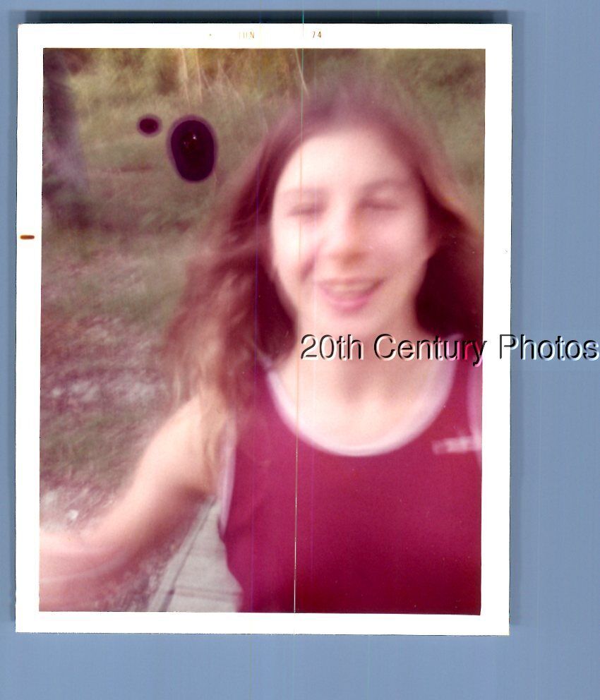 FOUND COLOR PHOTO O+1549 BLURRED PRETTY WOMAN POSED SMILING