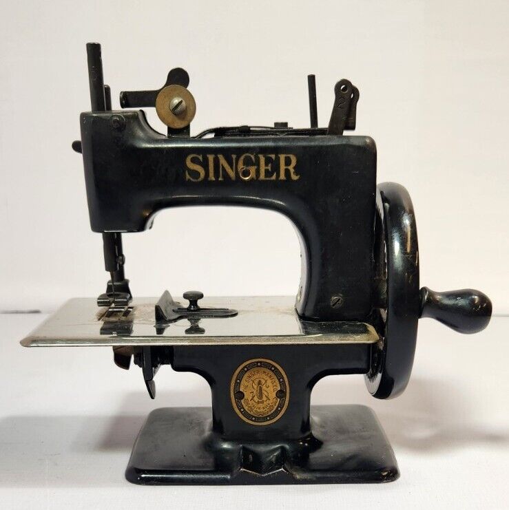 VTG Singer SewhandyNo 20 Mini Sewing Machine Kids Childs Black 1950s Mid-century