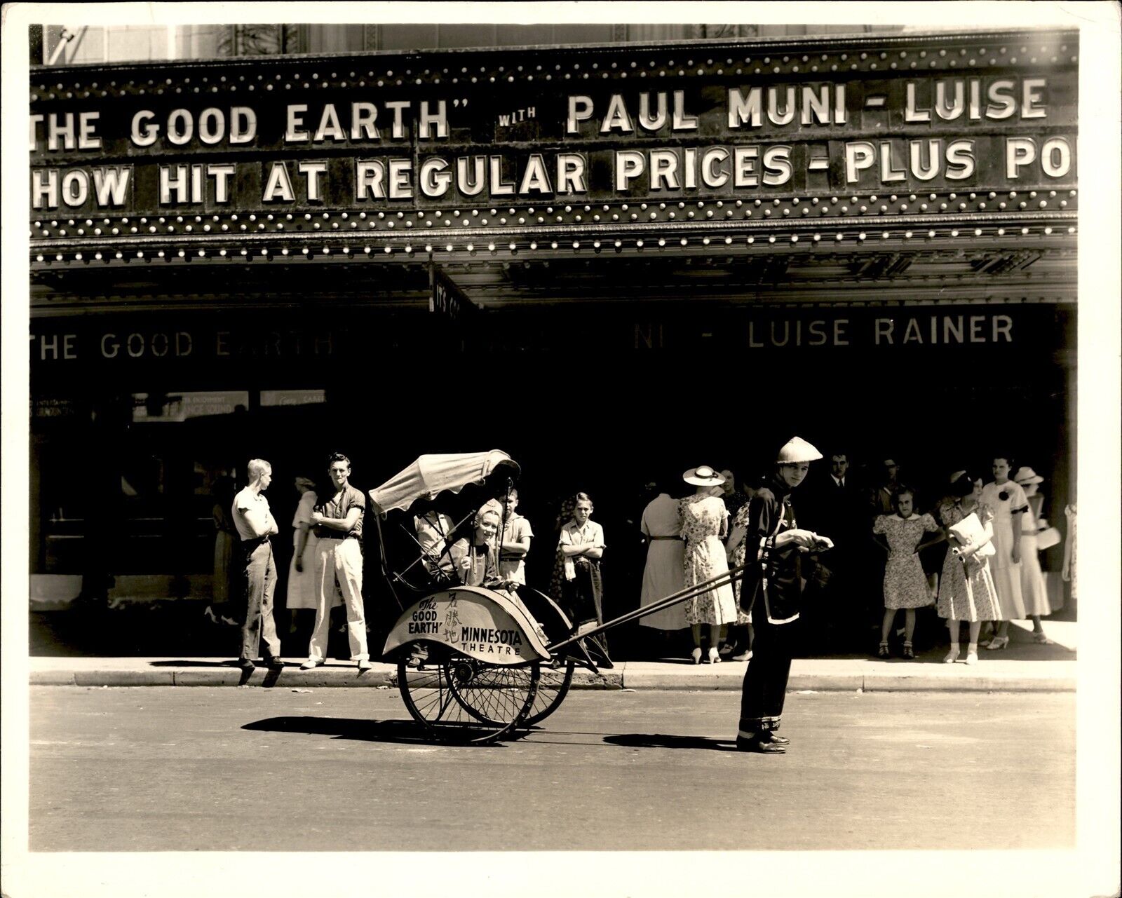 GA161 Original Photo THE GOOD EARTH Film Premiere Minnesota Theatre Street Cart