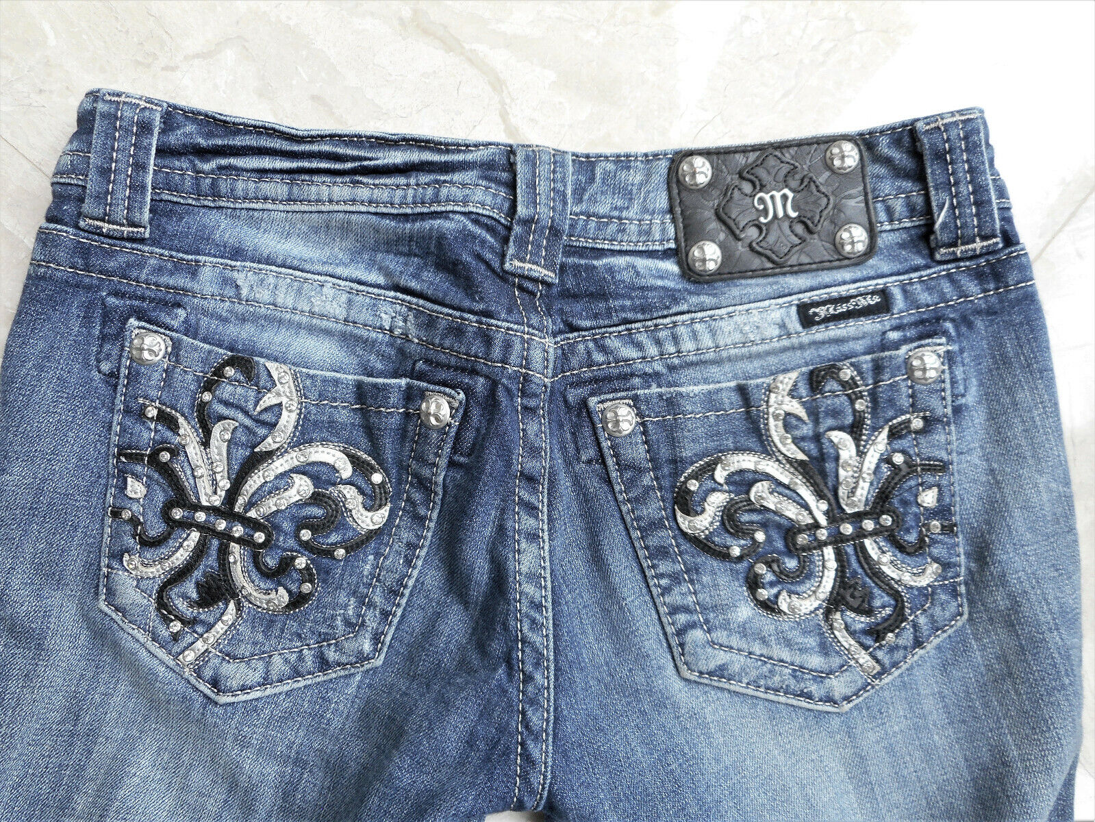 Miss Me Easy Crop Jean, Exclusive for Buckle, Fleur de Lis Pockets, Size 27