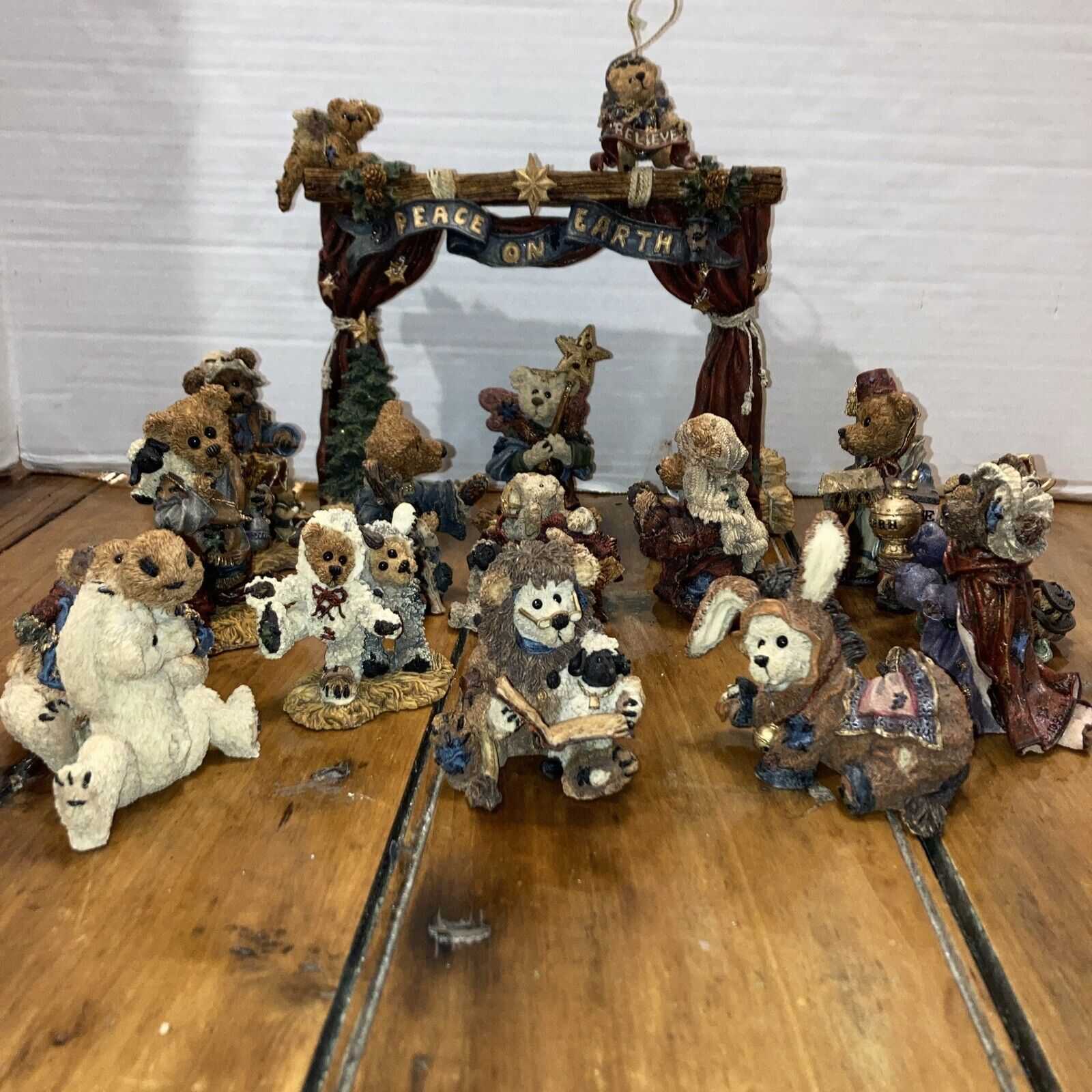 Boyds Bears Figurines Nativity Set 16 pieces Christmas Peace On Earth