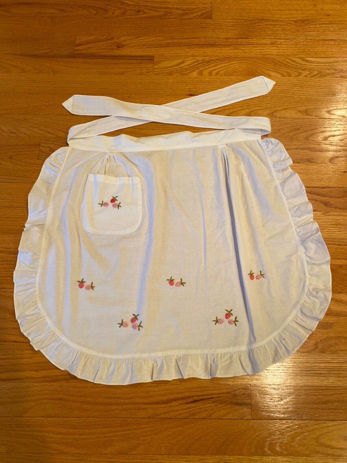 Vtg Half-Size Women\'s Apron: White c\' Embroidered Strawberries- Pocket & Ruffle