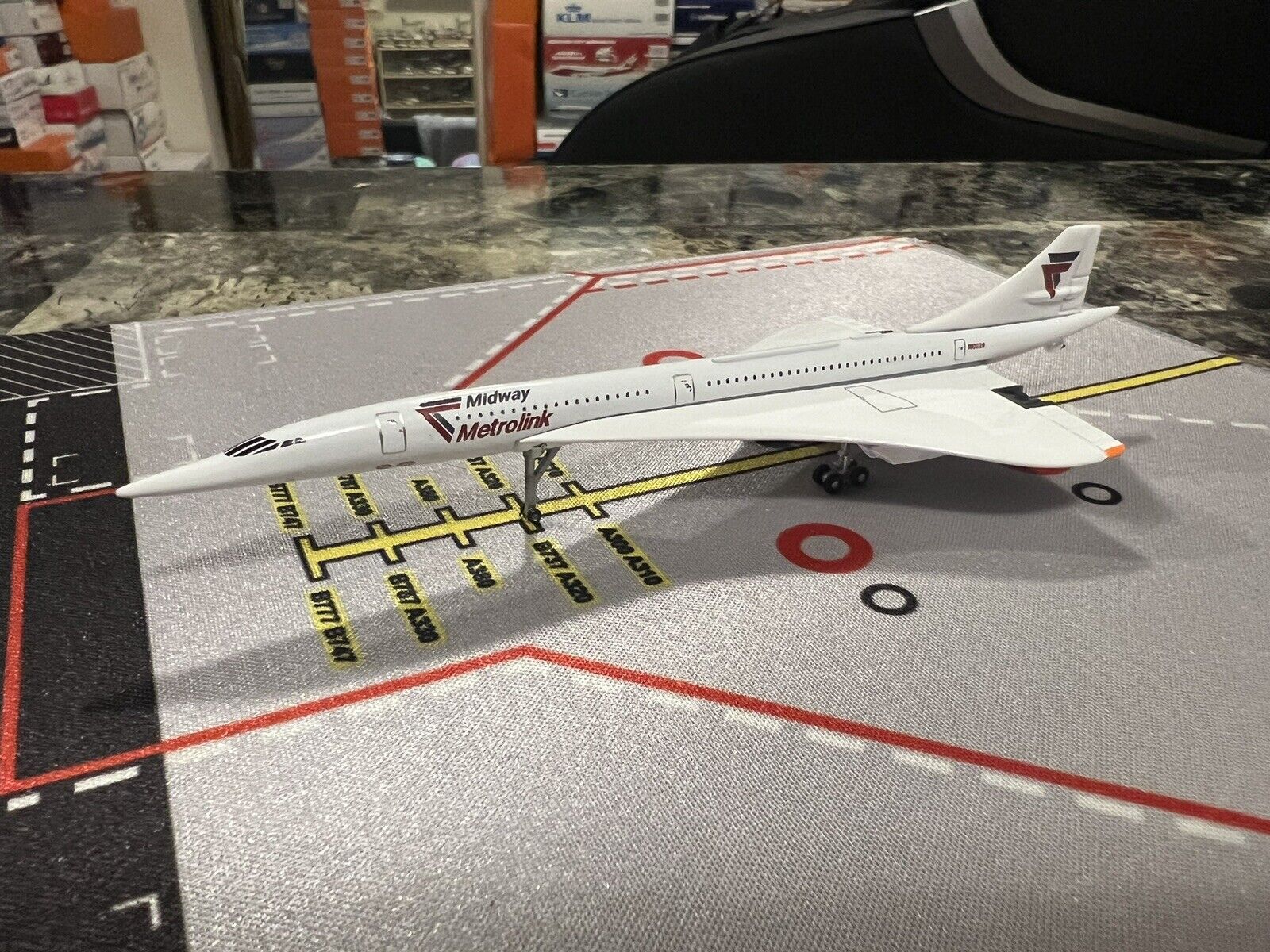 Hogan 1:400 Midway Metrolink Concorde Airlines Fantasy Custom Diecast Model