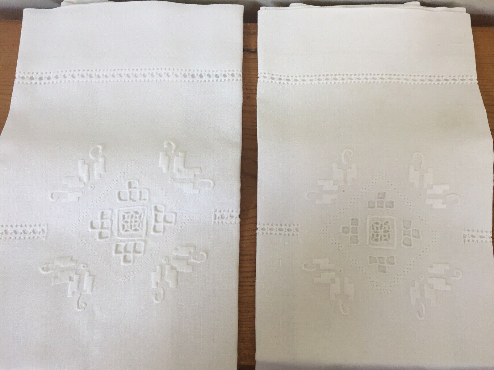 Pair New Vtg Nordstrom Linen Napkins Hand Embroidered Floral Lace Cutwork White