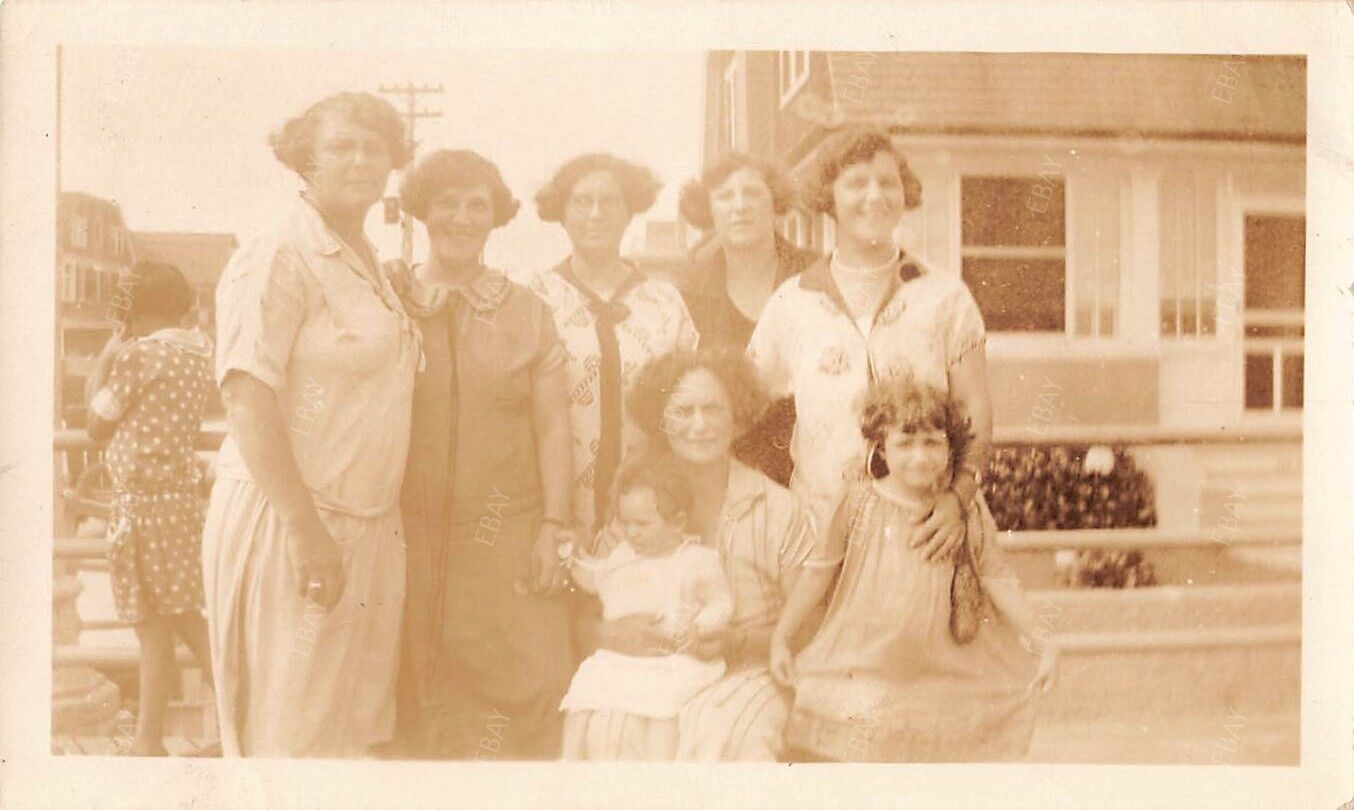 Old Photo Snapshot Women Sister Friends Girl Baby Rockaway Park 1920s #22 Z24