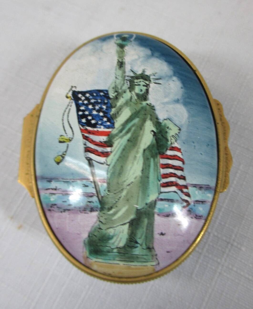 HALCYON DAYS  BOX STATUE OF LIBERTY ON LID TWIN TOWERS ON BASE TIFFANY DESIGN