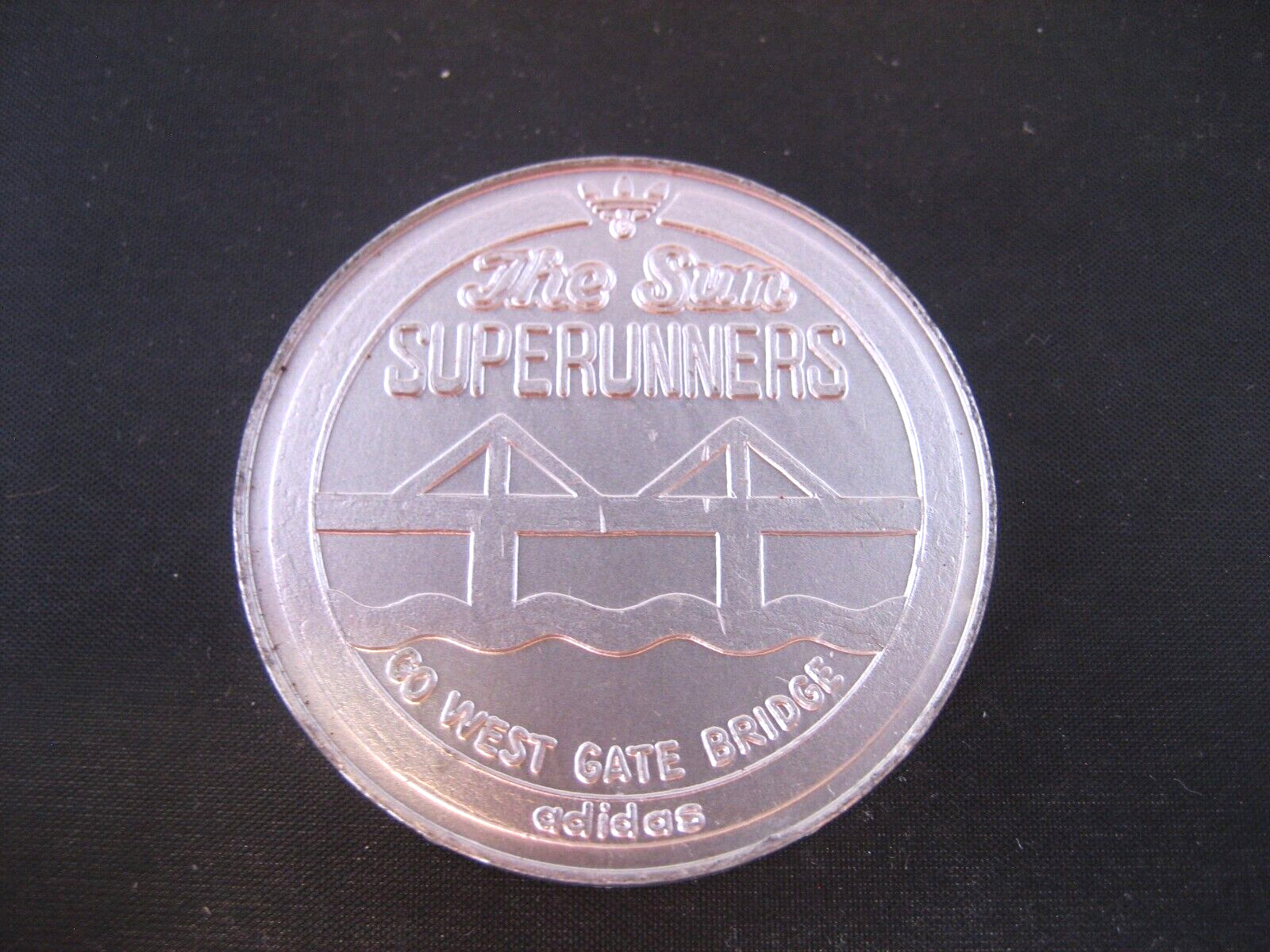 1983 5TH. WOMAN THE SUN SUPER RUNNERS GO WEST GATE BRIDGE ADIDAS BADGE / MEDAL