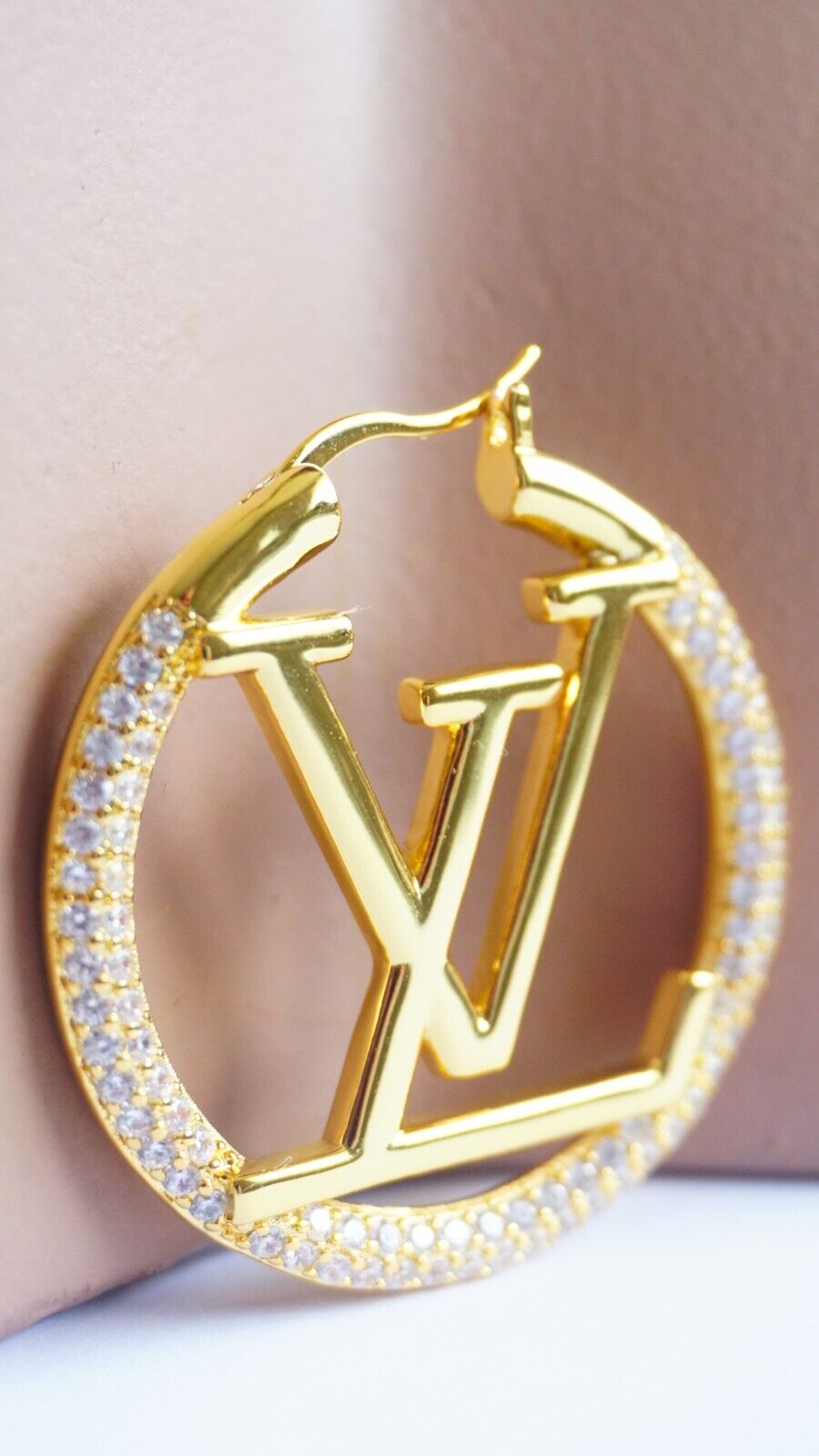 One  LV  1 pieces   metal zipper pull    gold  1,5 inch earring