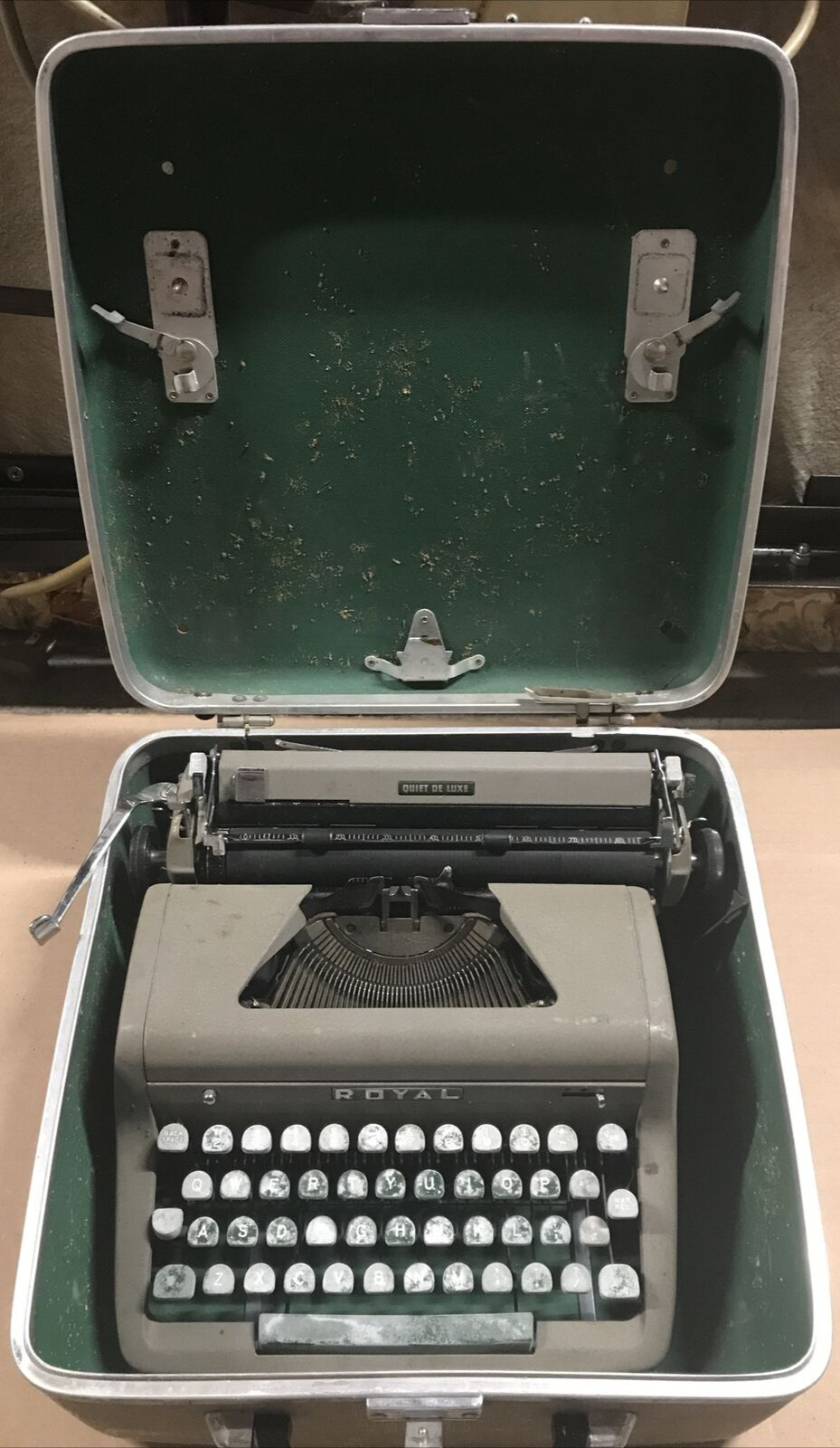 Vintage Royal Quiet De Luxe Portable Grey Metal Green Keys Typewriter With Case