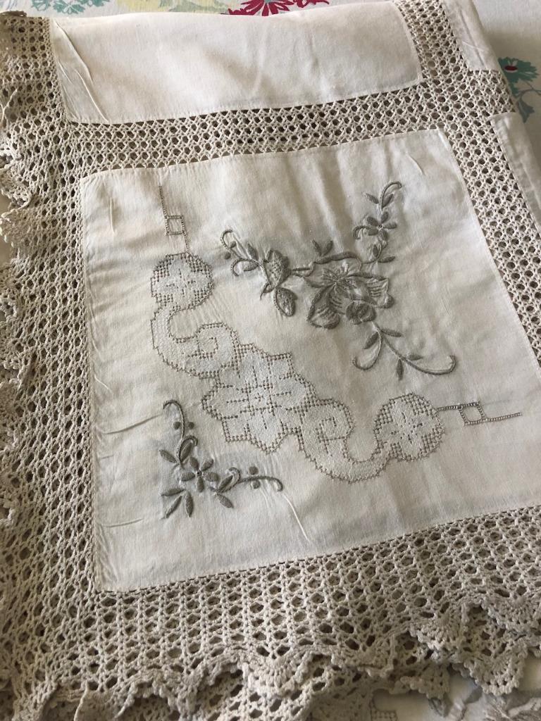 VTG BELGIUM TABLECLOTH BOBBIN LACE INSETS with Floral embroidery 61\