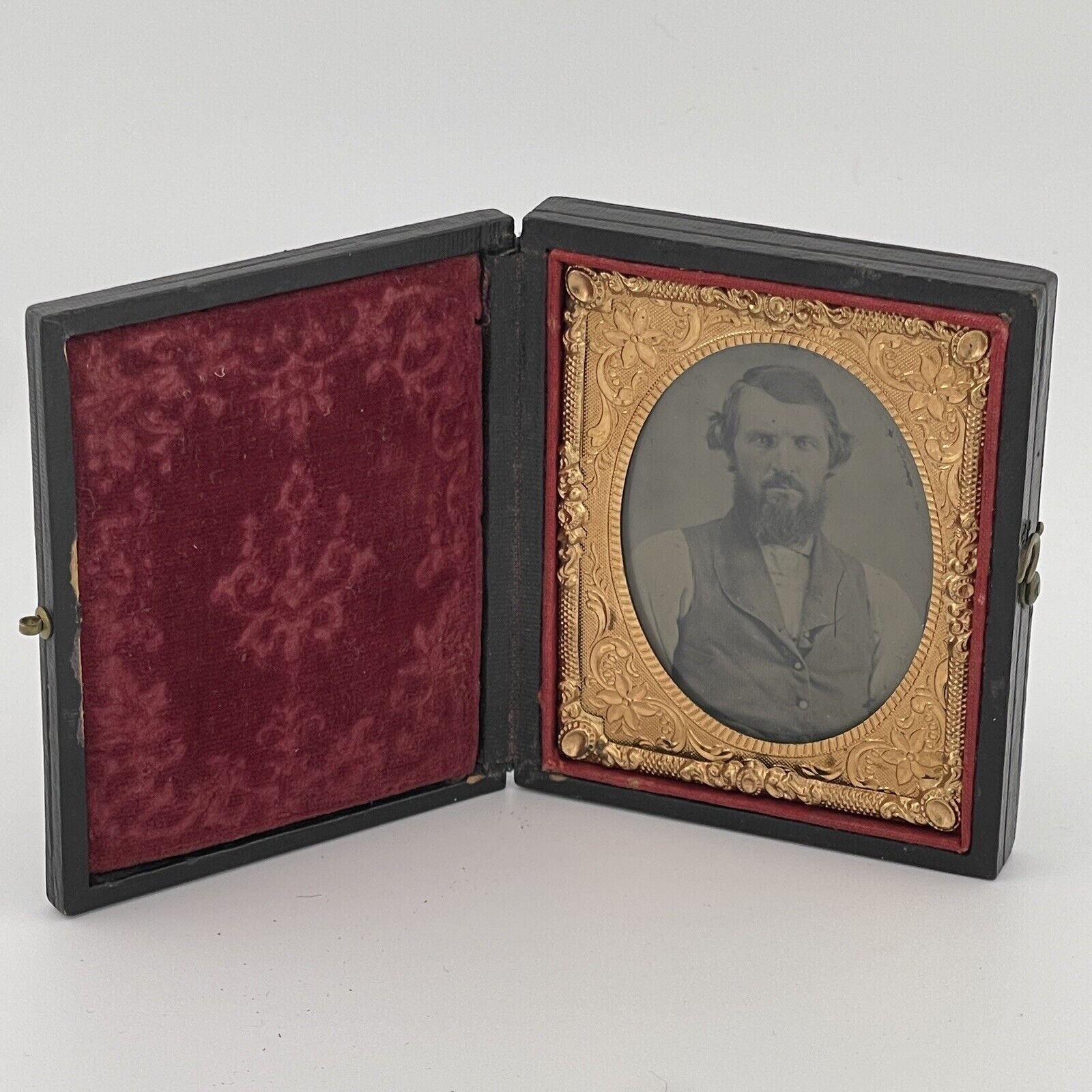 ANTIQUE 1860's 1/9 PLATE AMBROTYPE TINTYPE GENTLEMAN AND WIFE - LEATHER CASE