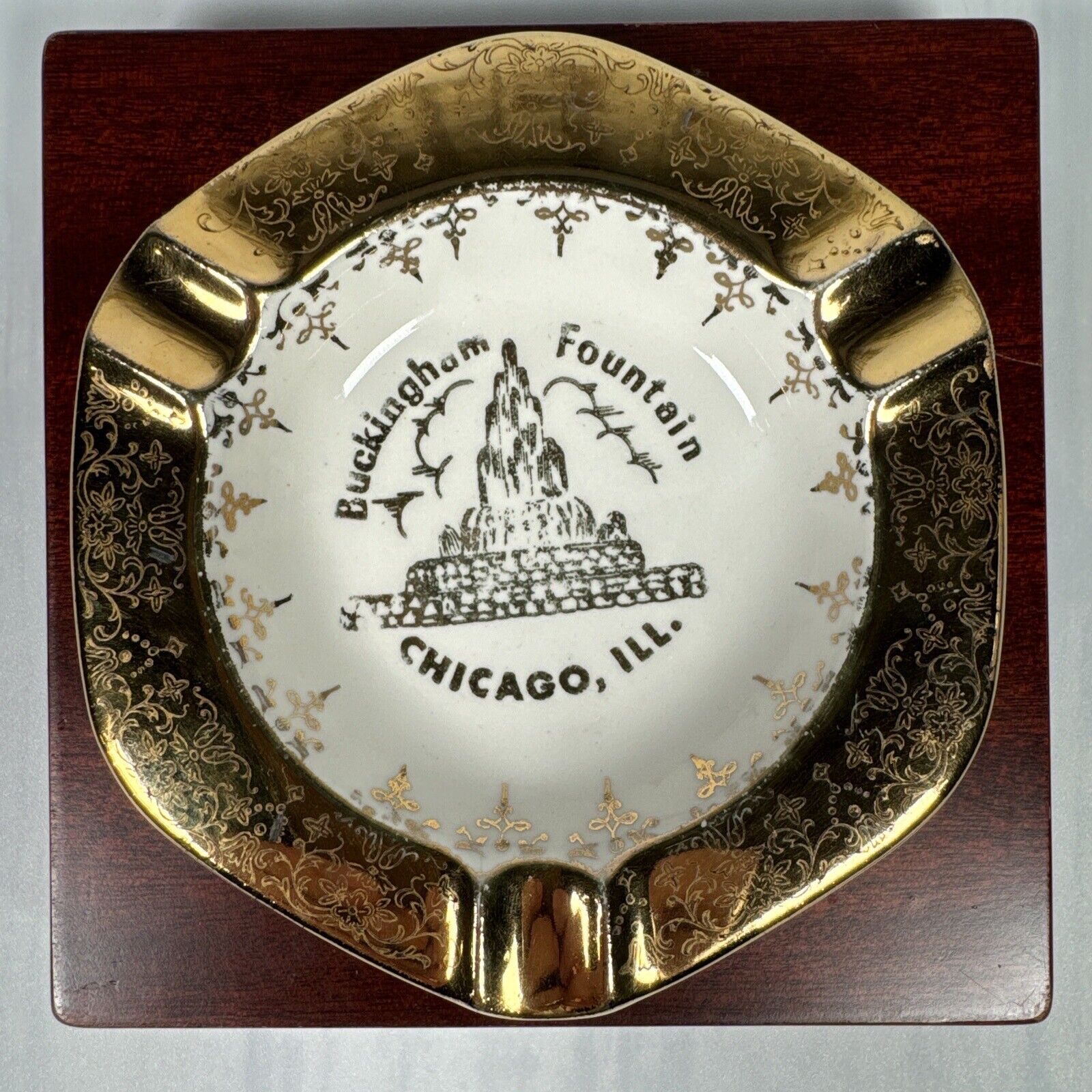 Vintage Ceramic Ashtray Buckingham Fountain Chicago ILL. 22K  Gold Plated