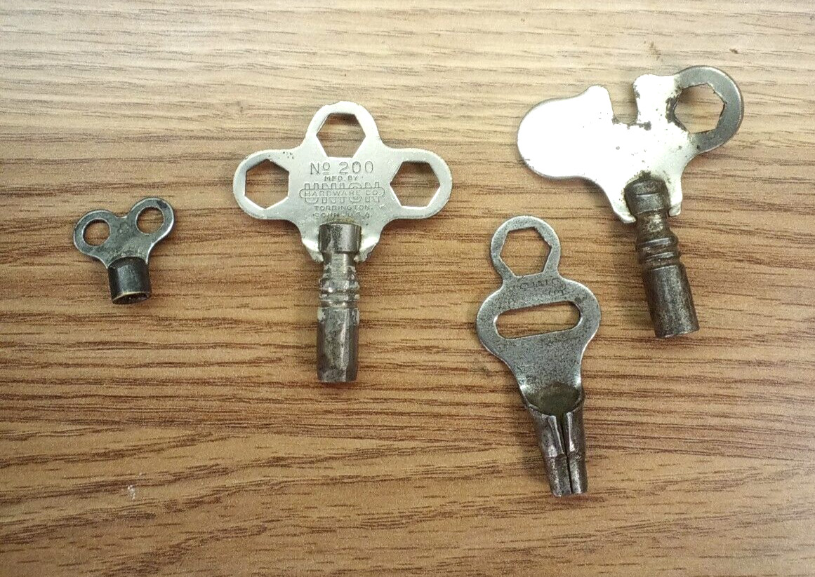 lot of 4 vintage keys unique looking Union hardware key really cool read