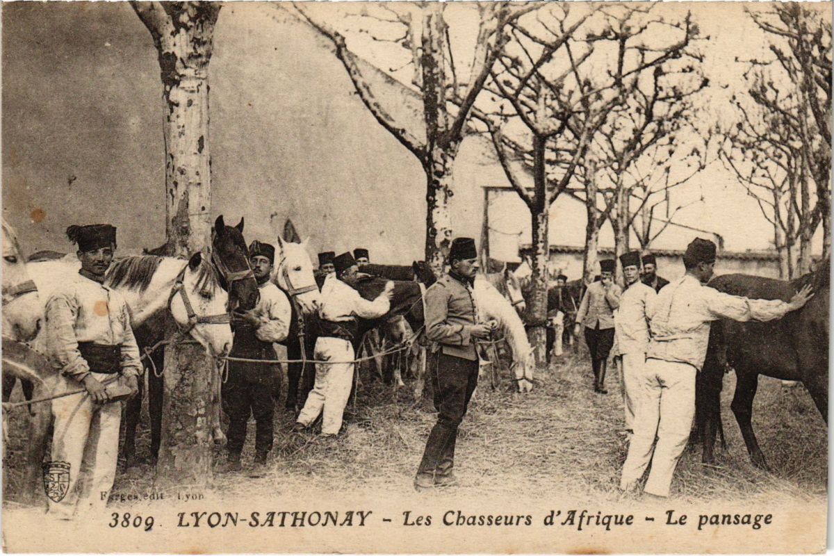 CPA Lyon-Sathonay - Les Chasseurs d'Afrique - Le Pansage (1035554)