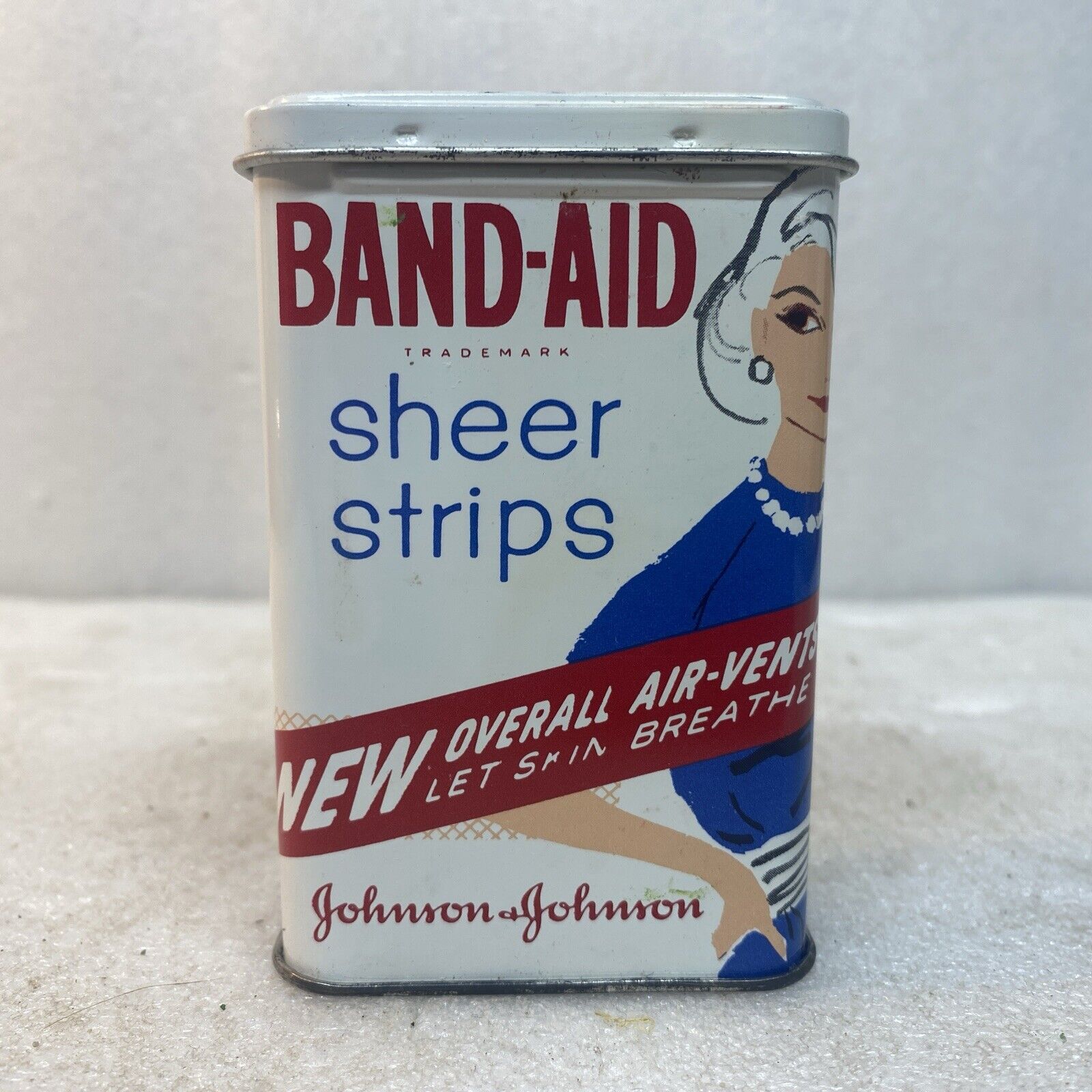 Vintage BAND AID Tin WOMAN SHEER STRIP JOHNSON & JOHNSON With BANDAGES