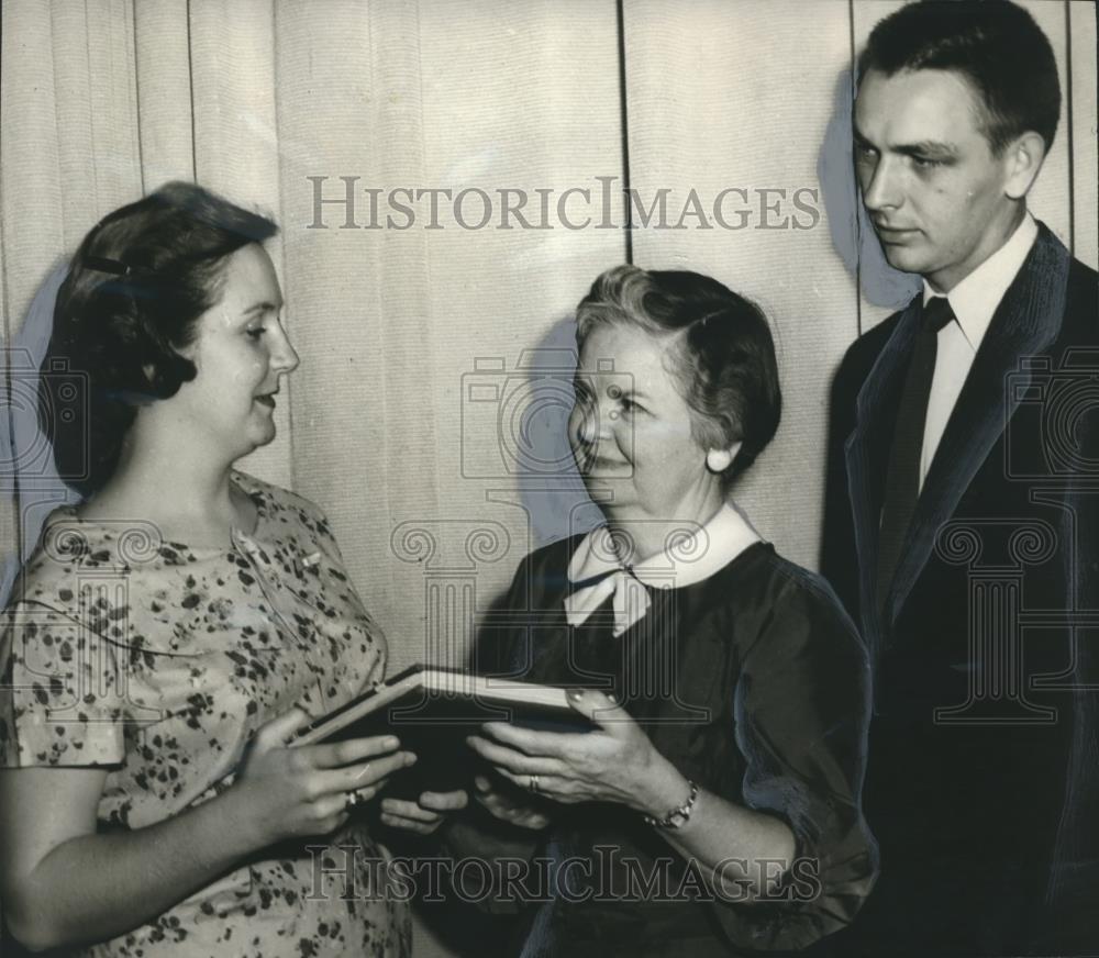 1958 Press Photo Mrs. R. K. Coffee accepts yearbook from Betty Alverson, Alabama
