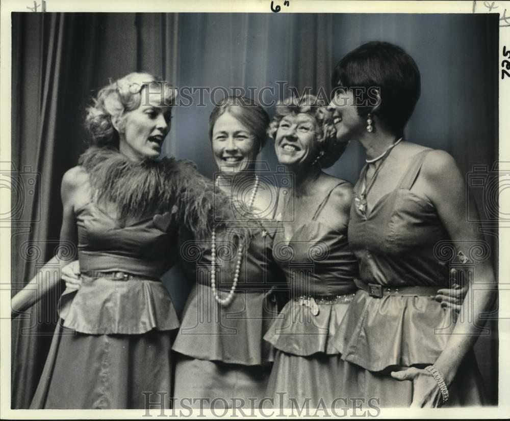 1976 Press Photo Sissy Reynoir with Deb prom party hostesses - noo74131