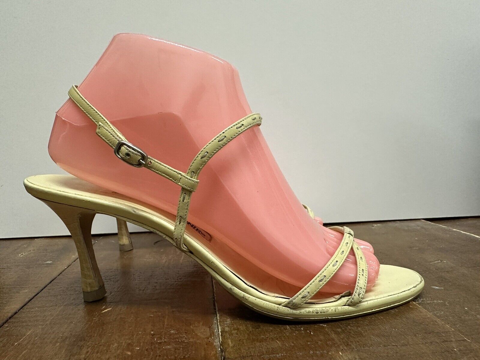 Manolo Blahnik women size 39 US 9 off white  leather strappy heel buckle sandals