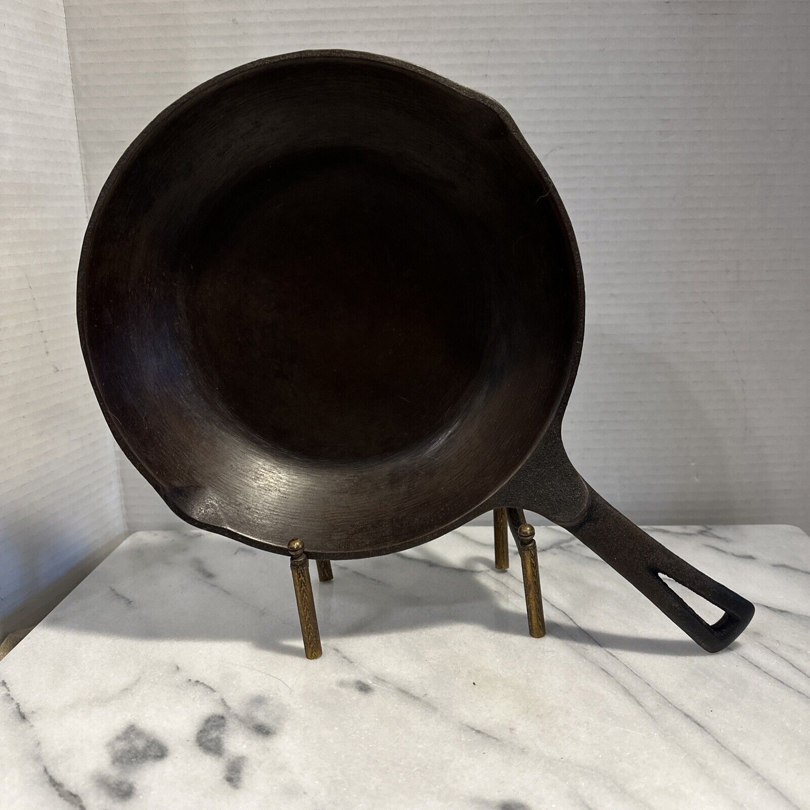 Vintage Unmarked Wagner Cast Iron Chef Skillet 9 Inch w/ Thumb Handle