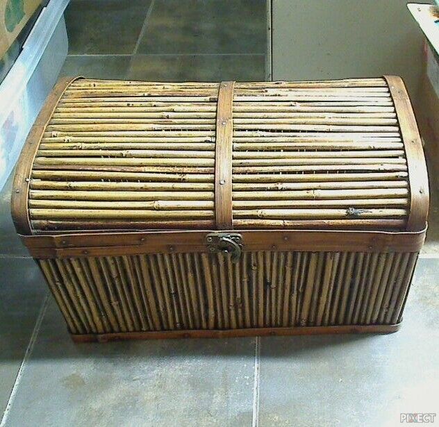 VINTAGE WOOD & BAMBOO STORAGE CHEST WITH LATCH & HINGES