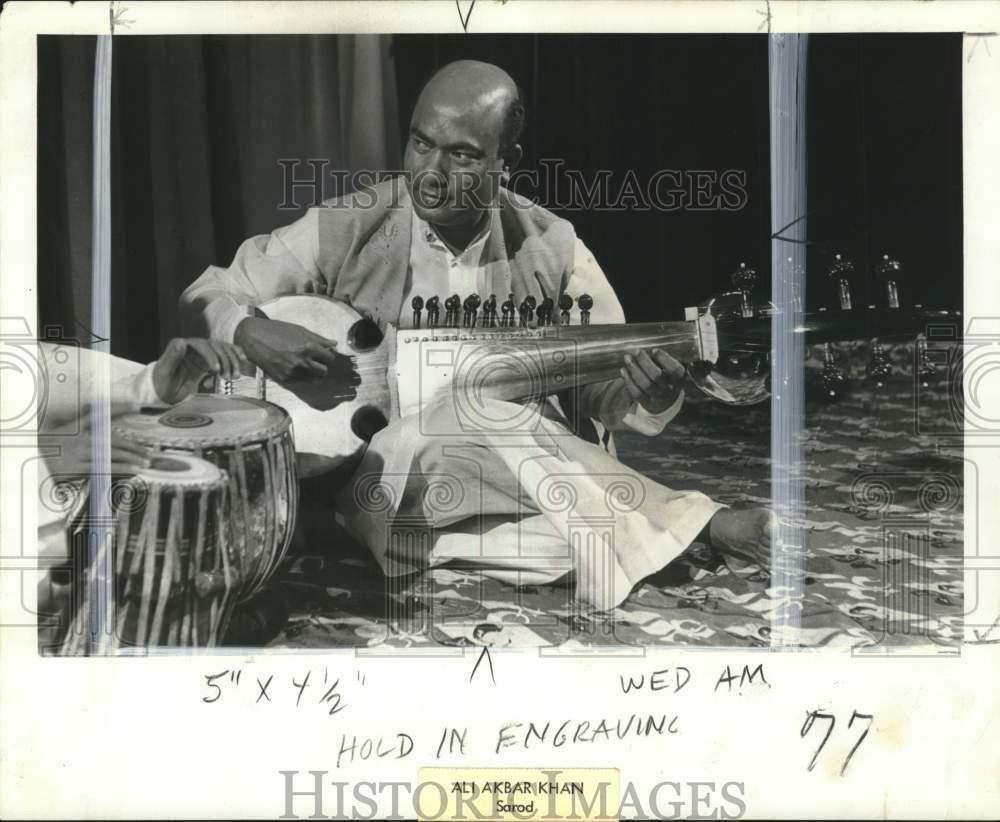 1967 Press Photo North Indian musician Ali Akbar Khan plays the sarod