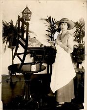 GA190 1917 Original Photo SPECIALIZING WOMEN WIN SUCCESS Helen Hammond Decorator picture