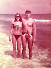 1980s Shirtless Man Trunks Bulge Slender Fitness Woman Sea Gay Int VINTAGE PHOTO picture