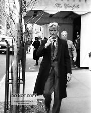 DAVID BOWIE OUTSIDE THE CARLYLE HOTEL IN NEW YORK  8X10 PUBLICITY PHOTO (FB-461) picture