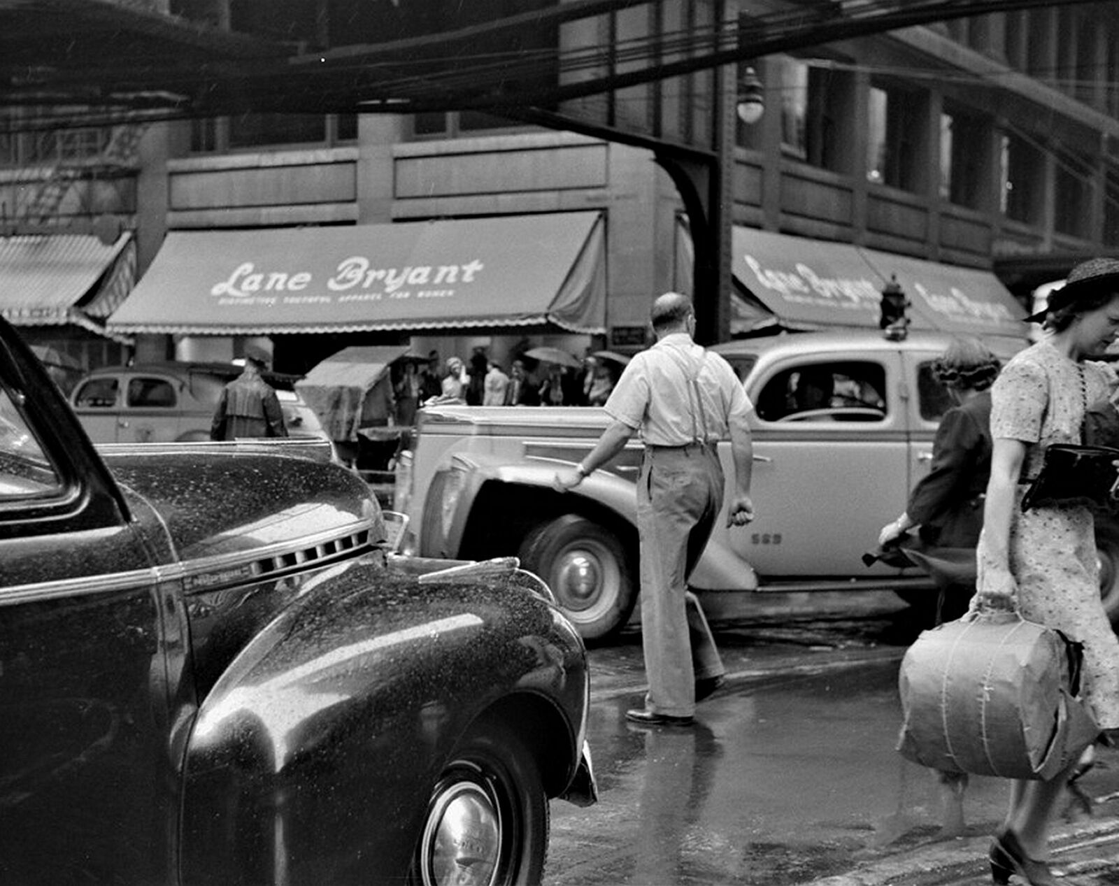 1941 Busy CHICAGO TRAFFIC Lane Bryant Shoppers Jaywalker PHOTO  (204-d)