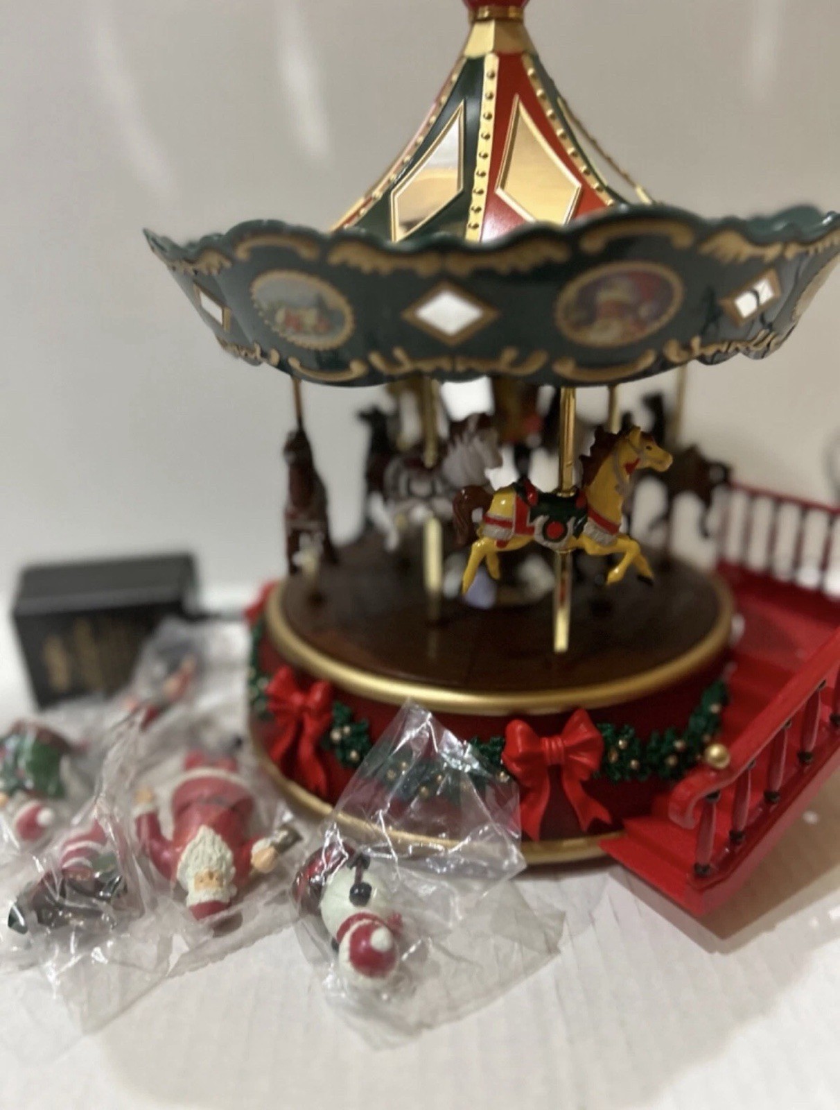 MAISTO GOOD TIMES MERRY GO ROUND CAROUSEL PLAYS MUSIC LIGHTS UP NEW