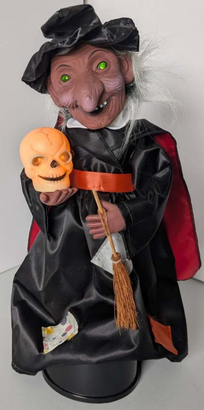 Vintage 1988 Kmart Animated Blinking Eyes Laughing Old Witch w Skull 18.5” Tall