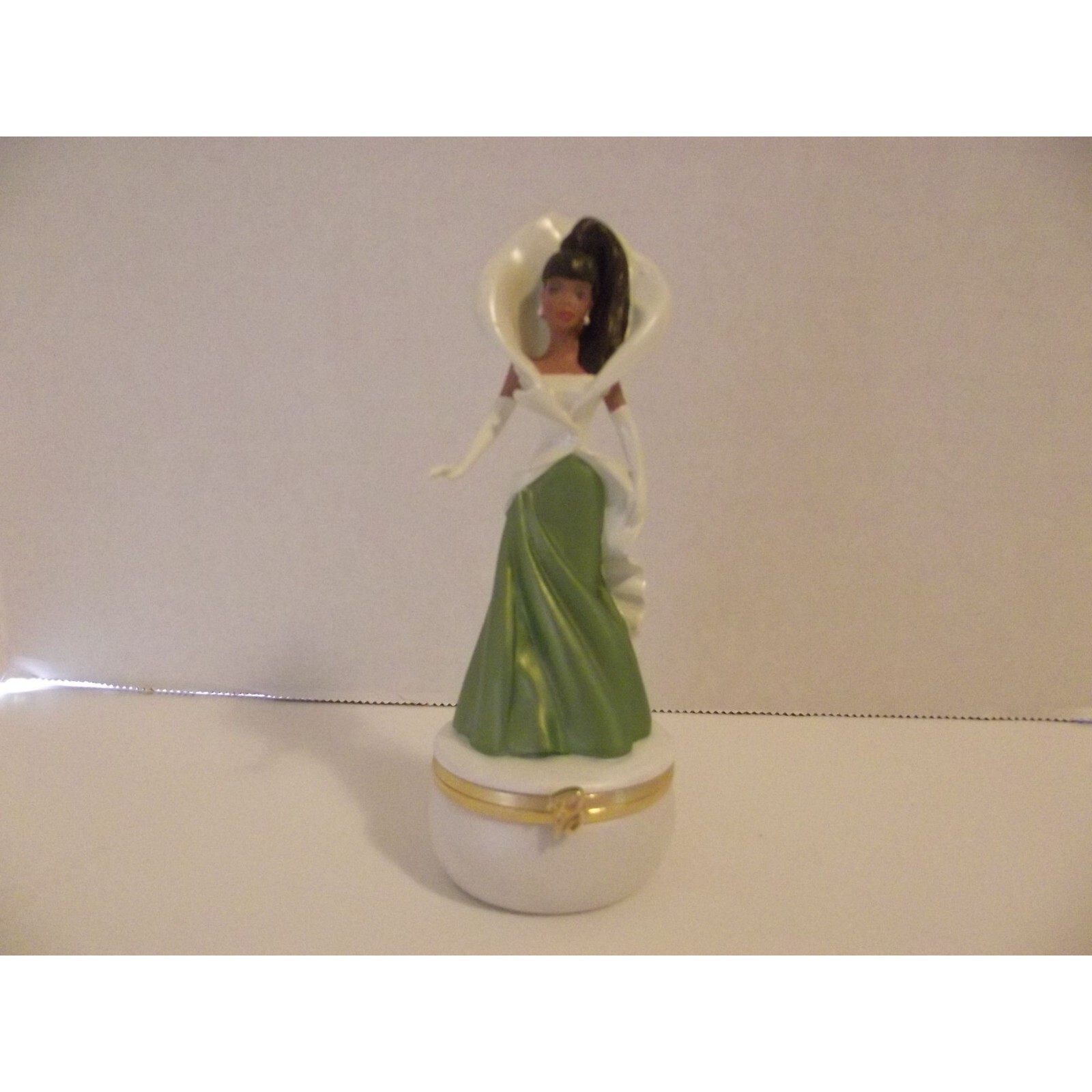 2002 Barbie Trinket Box Pearlescent White/Olive Green            B1C 5/7/24