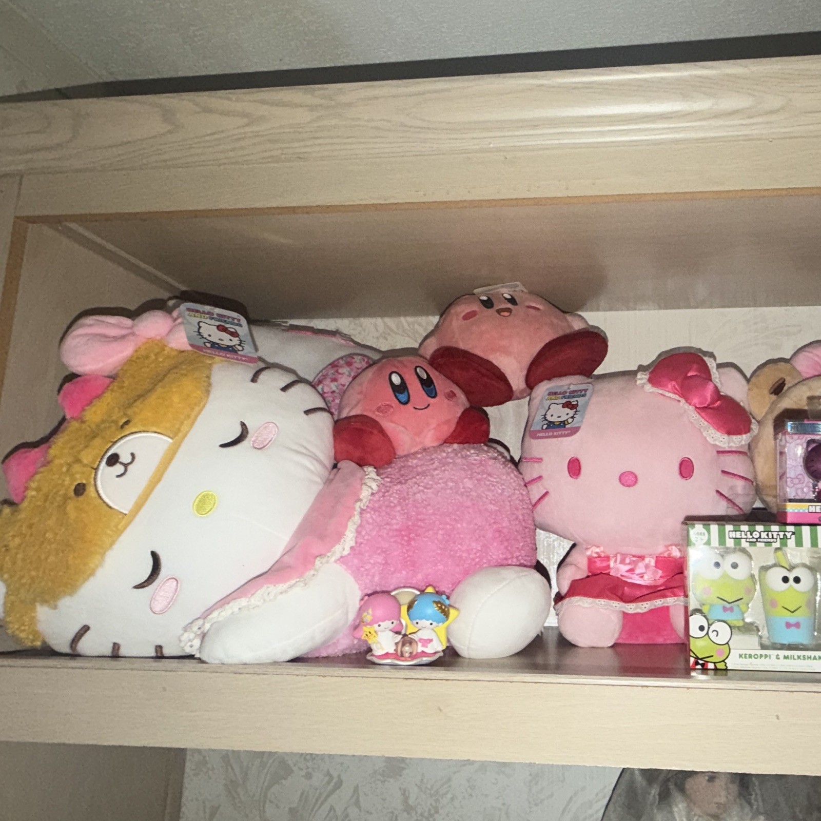 Hello Kitty Lot , There Is More Than What Is In The Pictures Fell On Hard Times