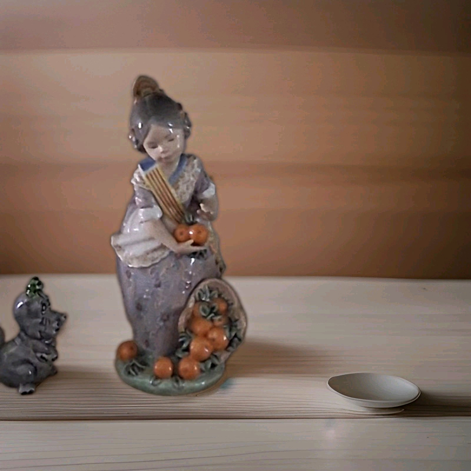 LLADRO MISS VALENCIA #1422 FIGURINE
