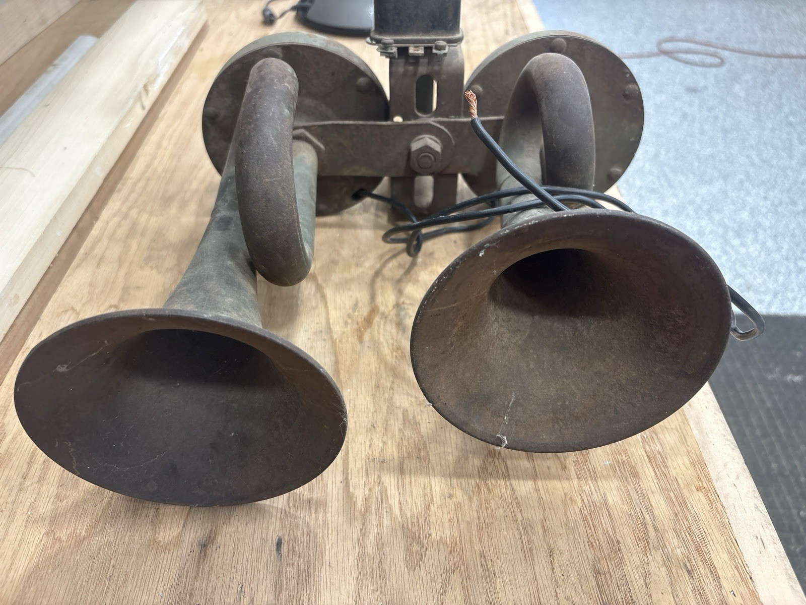 Vintage 1930s Delco-Remy Dual Trumpet Horns Pair w/ Relay & Bracket GM 6V Works