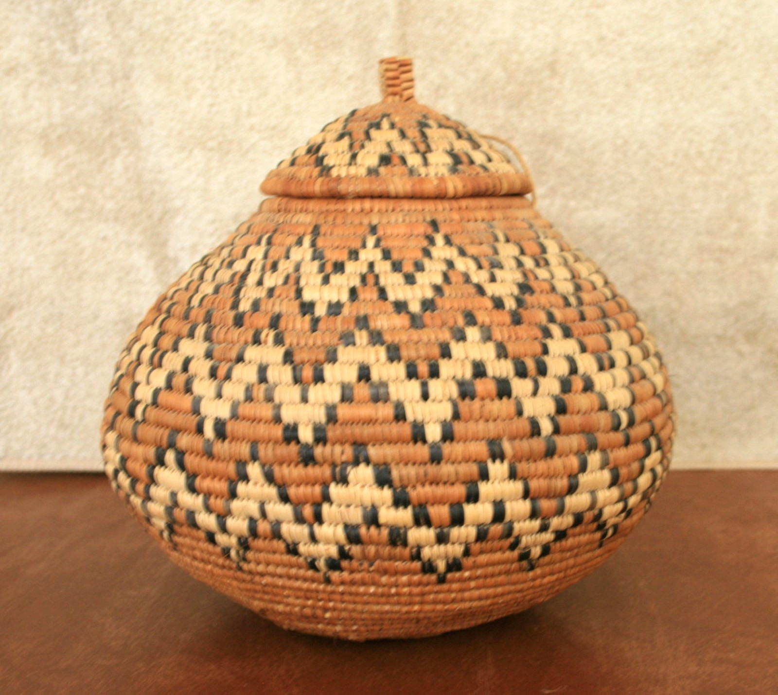 African Zulu Basket With Lid – Handwoven Ilala Palm – Large 26\