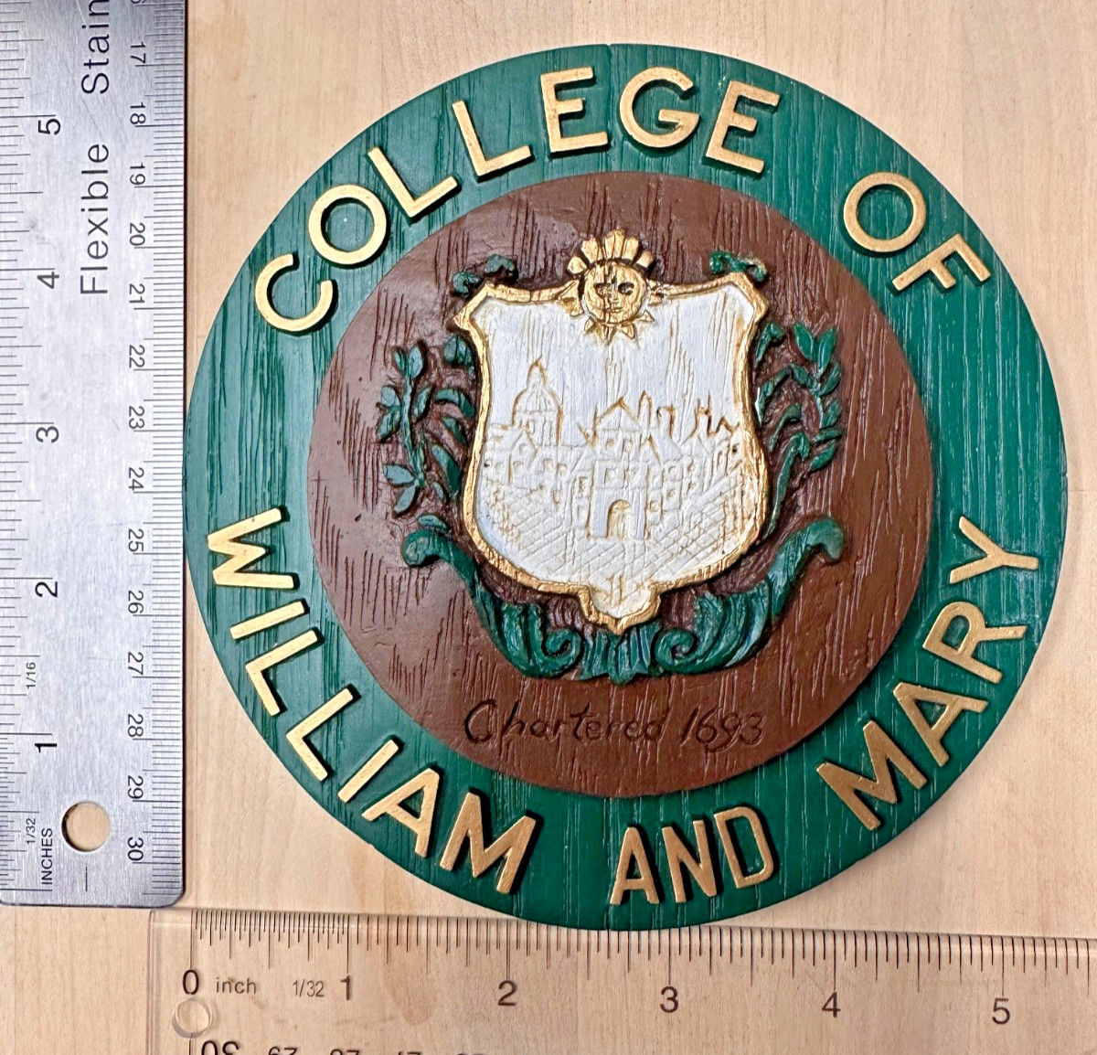 VINTAGE SEAL OF COLLEGE OF WILLIAM AND MARY  - RESIN WOOD GRAIN PLAQUE –UNIQUE