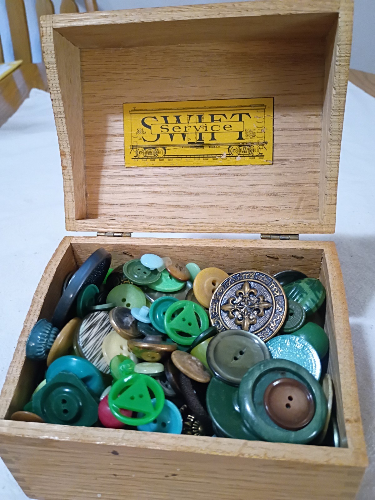 Vintage Swift Service Recipe Box Full Of Vintage Buttons B12