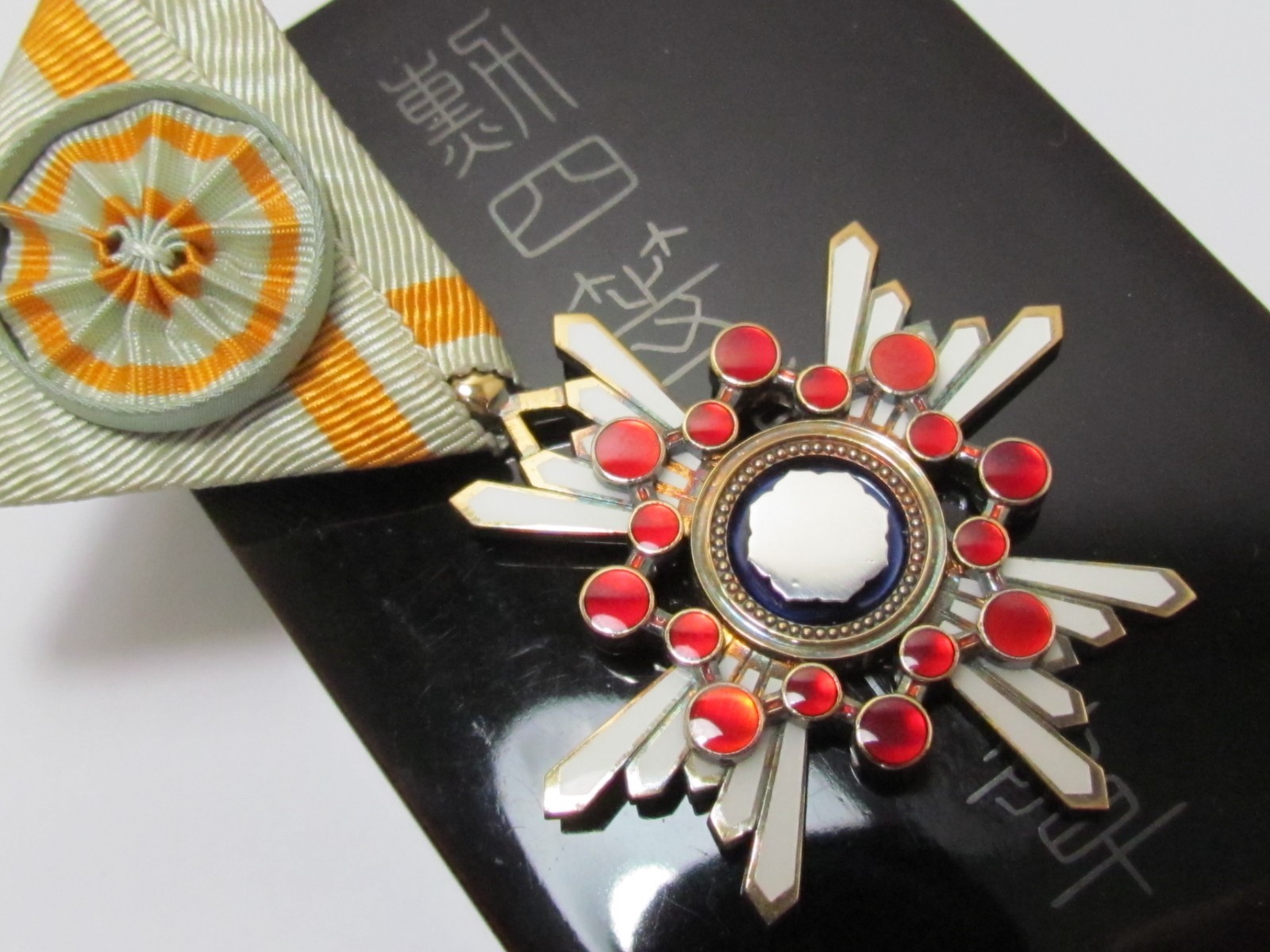 WW2 JAPANESE MEDAL 4TH ORDER OF THE SACRED TREASURE BADGE GOLD SILVER WWII