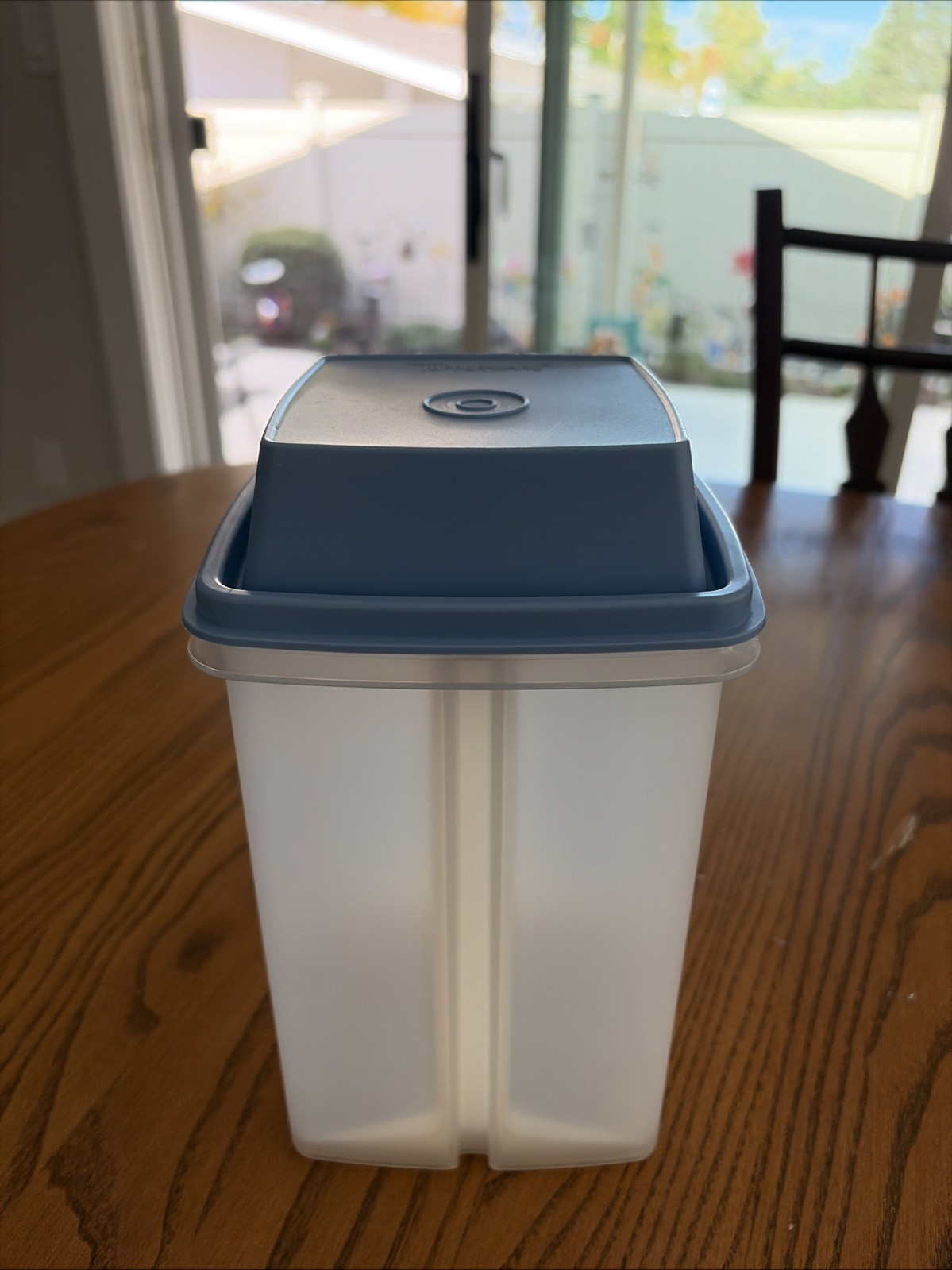 TUPPERWARE Large 8 Cup Pick-A-Deli #1550 w/ Coneflower Blue Lid Pickle Container