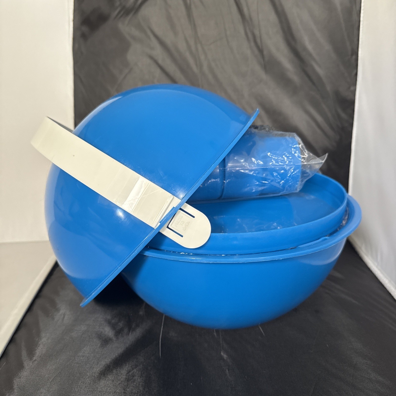 Vintage 1970s Ingrid Chicago Party Ball 27 Pc Picnic Set Cobalt Blue MCM New
