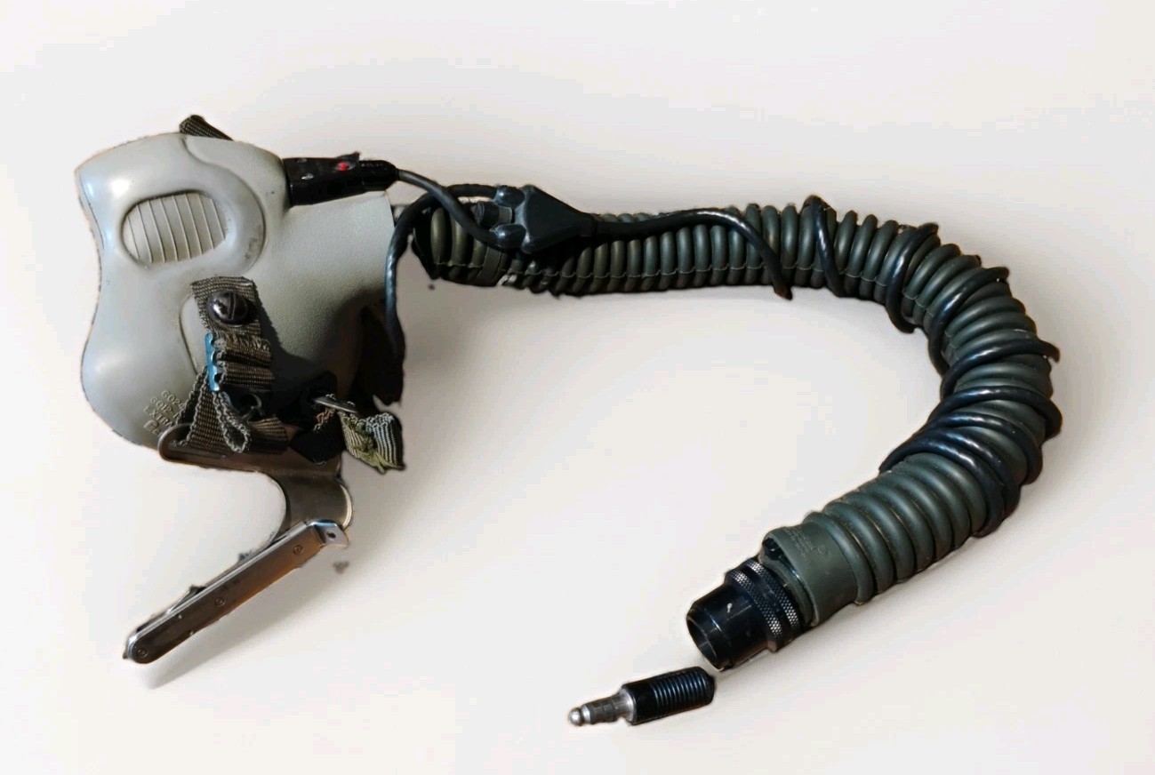 US AIR FORCE PILOT FLIGHT HELMET GENTEX OXYGEN MASK & HOSE W. BAYONET CONNECTOR