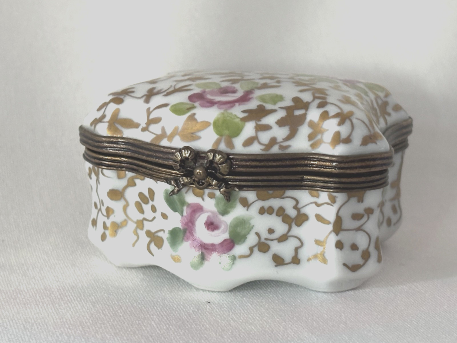 LIMOGES PEINT MAIN  PORCELAIN HINGED ROSES TRINKET BOX VINTAGE