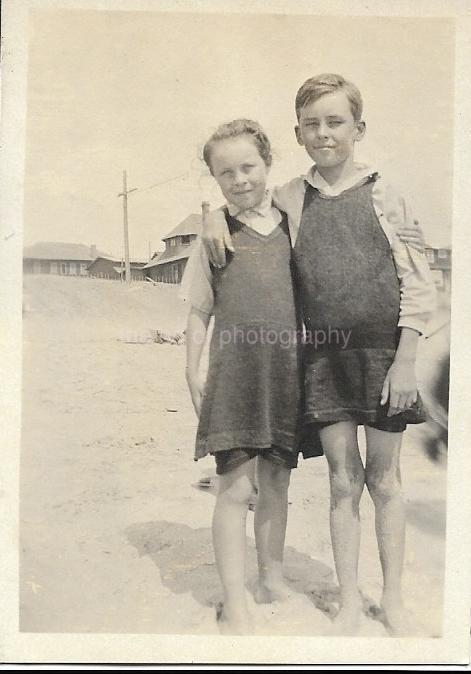 SMALL FOUND FAMILY PHOTO Antique BLACK AND WHITE Snapshot 210 54 X
