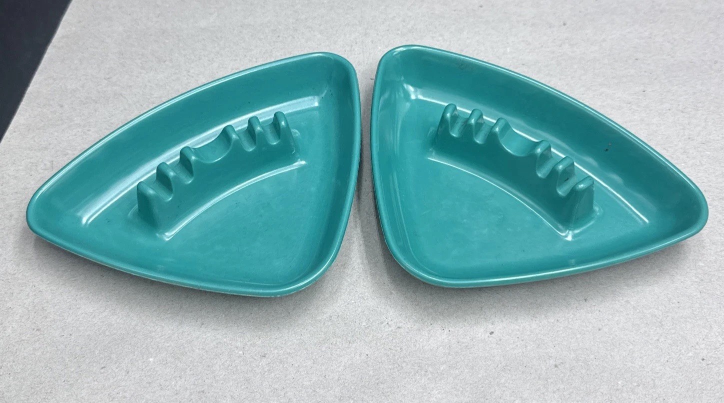 Two Vintage Ges-Line Ashtrays Retro Plastic USA #361 & Triangle Green 6.5” x 5”