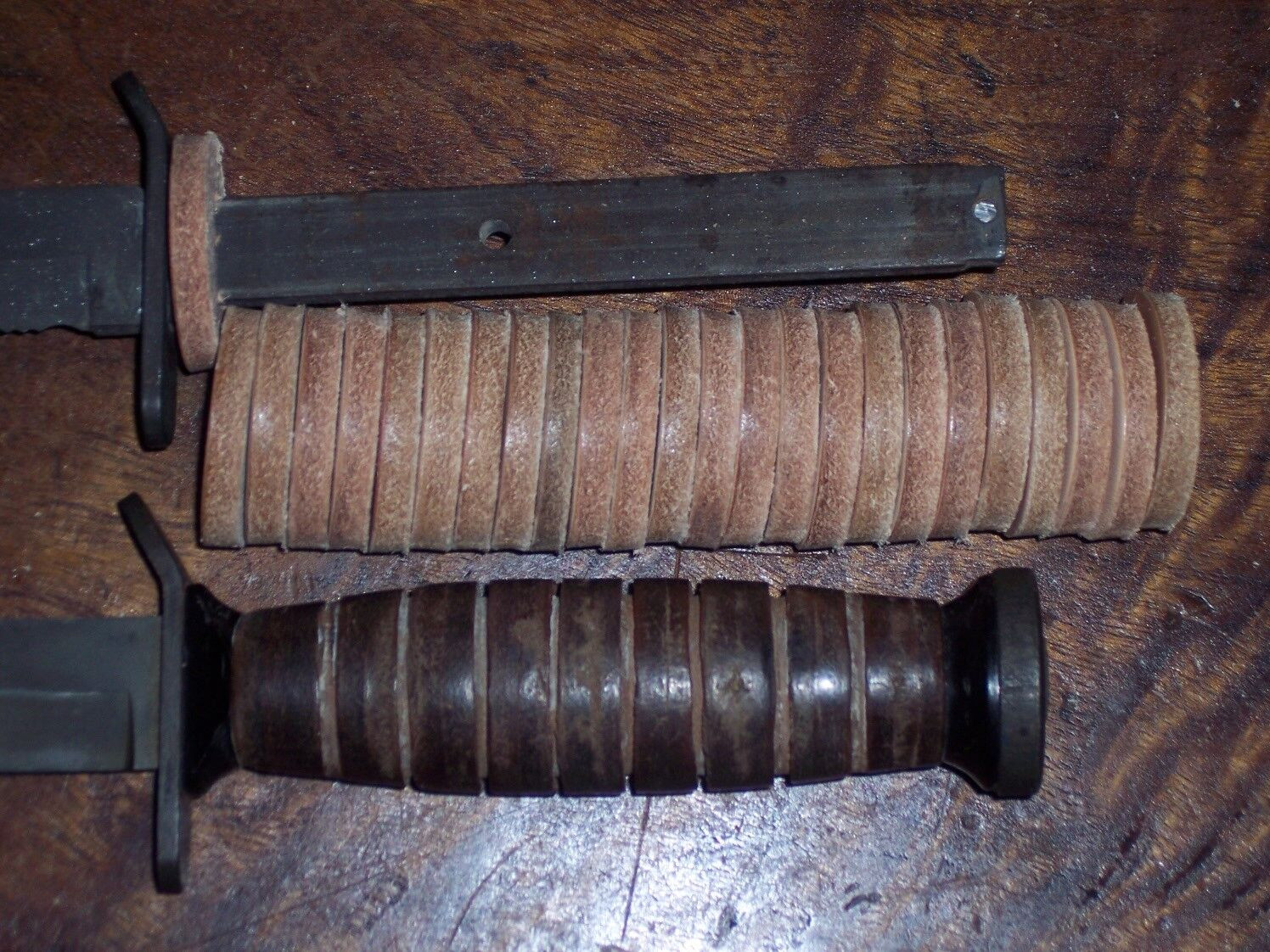 WW2 CAMILLUS M3 KNIFE / BAYONET  HANDLE LEATHER SPACERS 