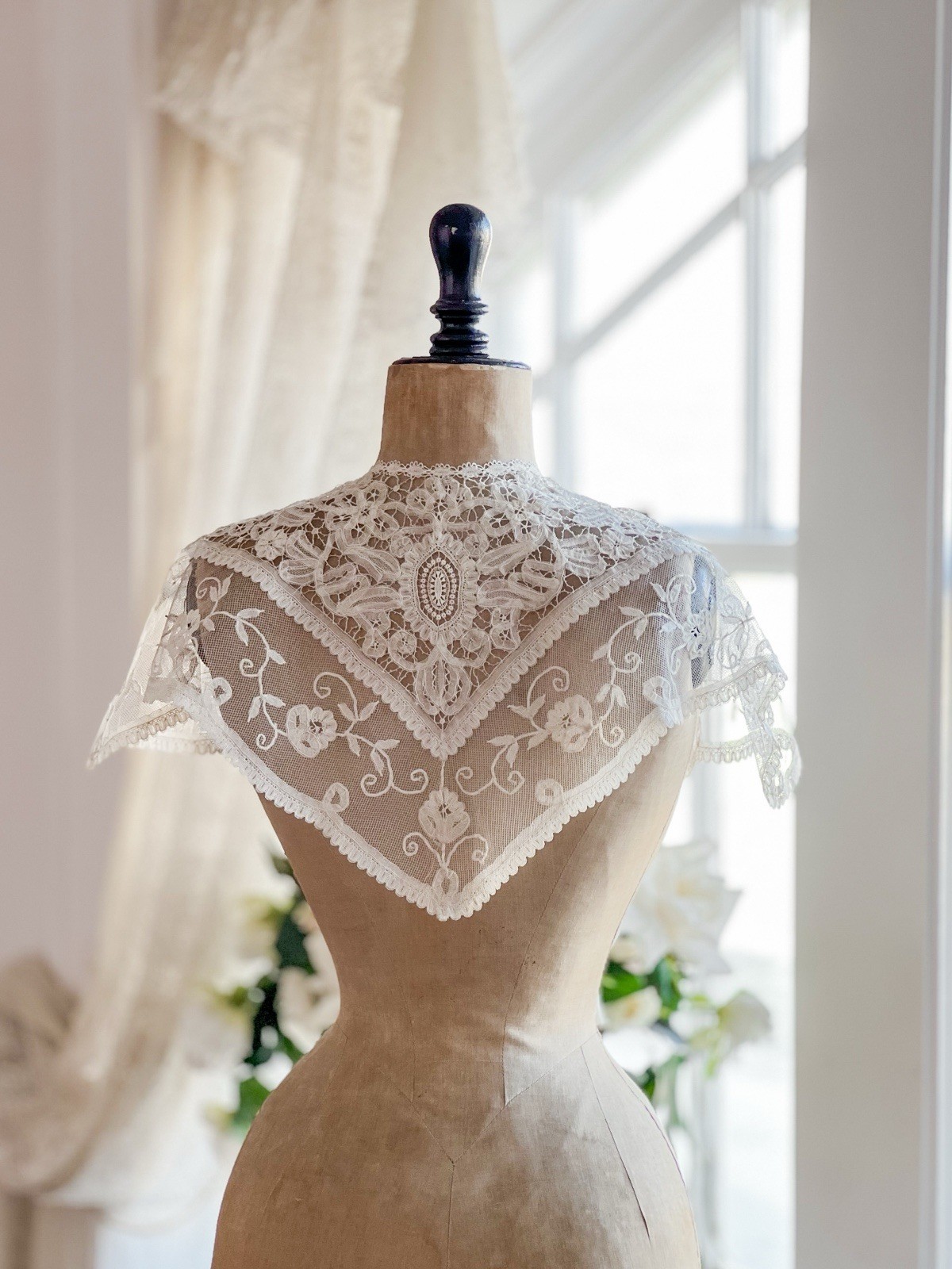 Antique Princess Lace Collar Collectible Heirloom Lace